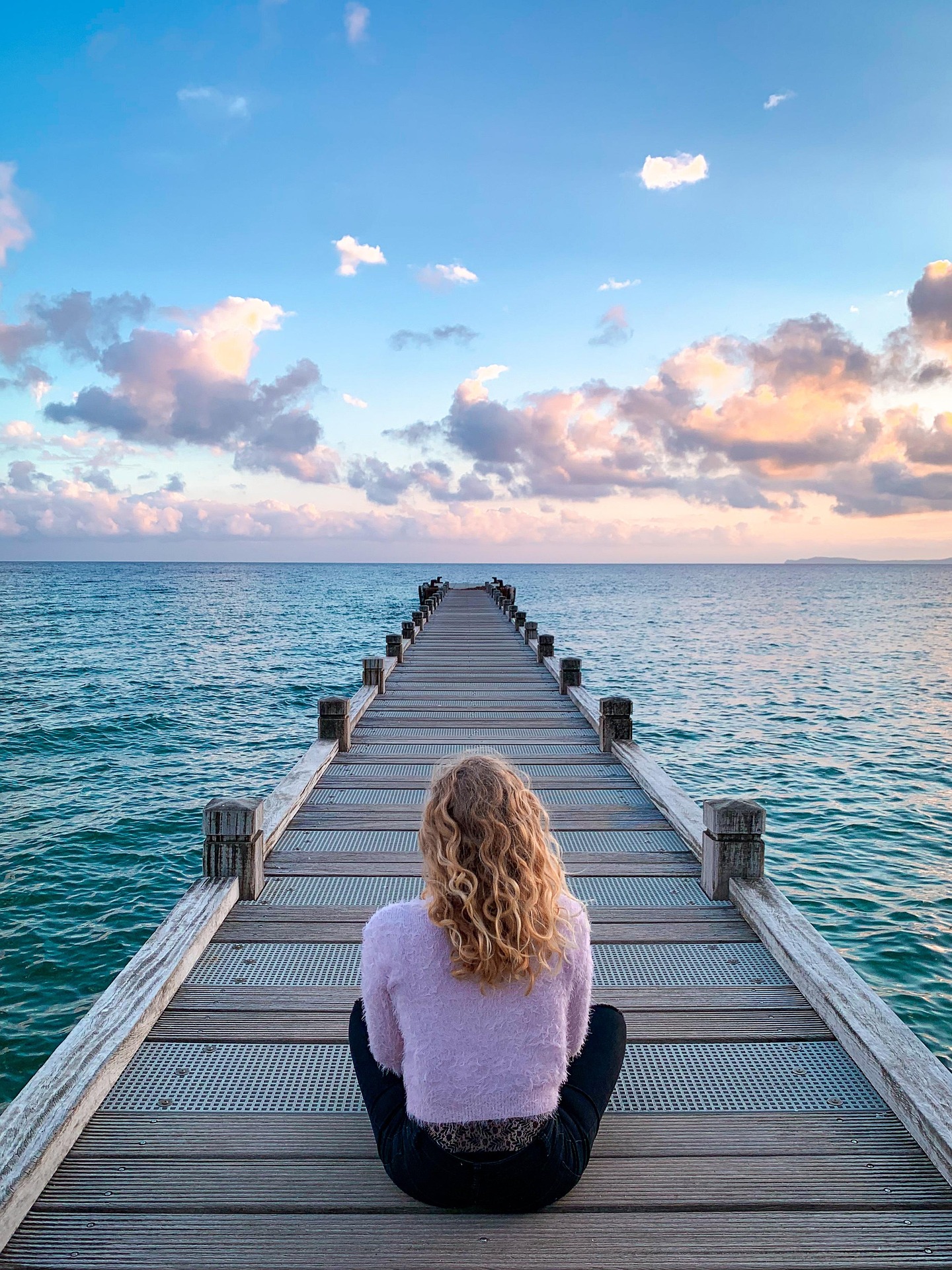 海を見ている女性の画像