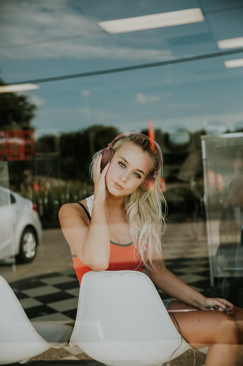 音楽を聴いている女性の画像